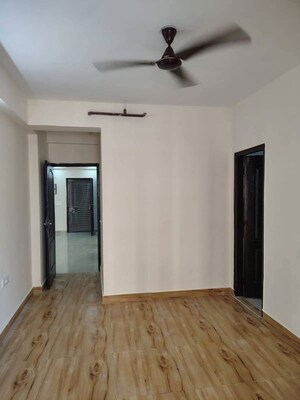 Room in 3 BHK Apartment at Nirala Greenshire, Sector 2 Greater Noida – for Rent