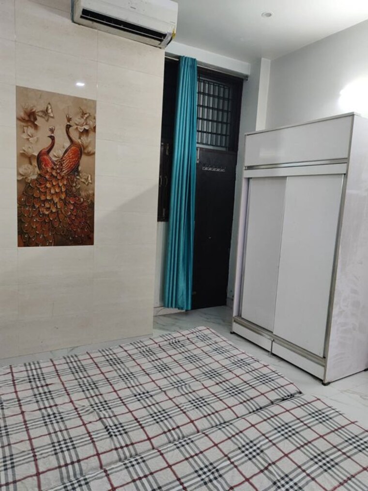 Room, sector 30 1 Bedroom 300 Sq.Mt. Independent House In Sector 30 Noida 10455392