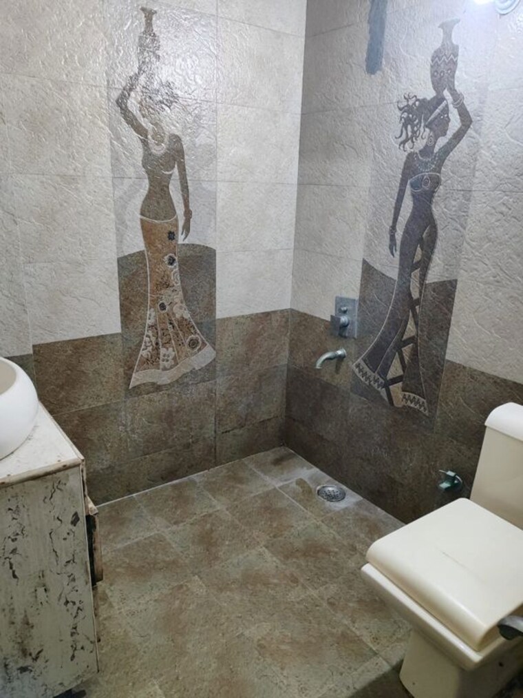 Bathroom, sector 30 1 Bedroom 300 Sq.Mt. Independent House In Sector 30 Noida 10455392
