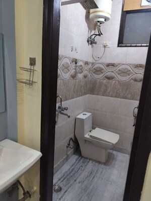Bathroom in 1 BHK Builder Floor at Sector 40 – for Rent