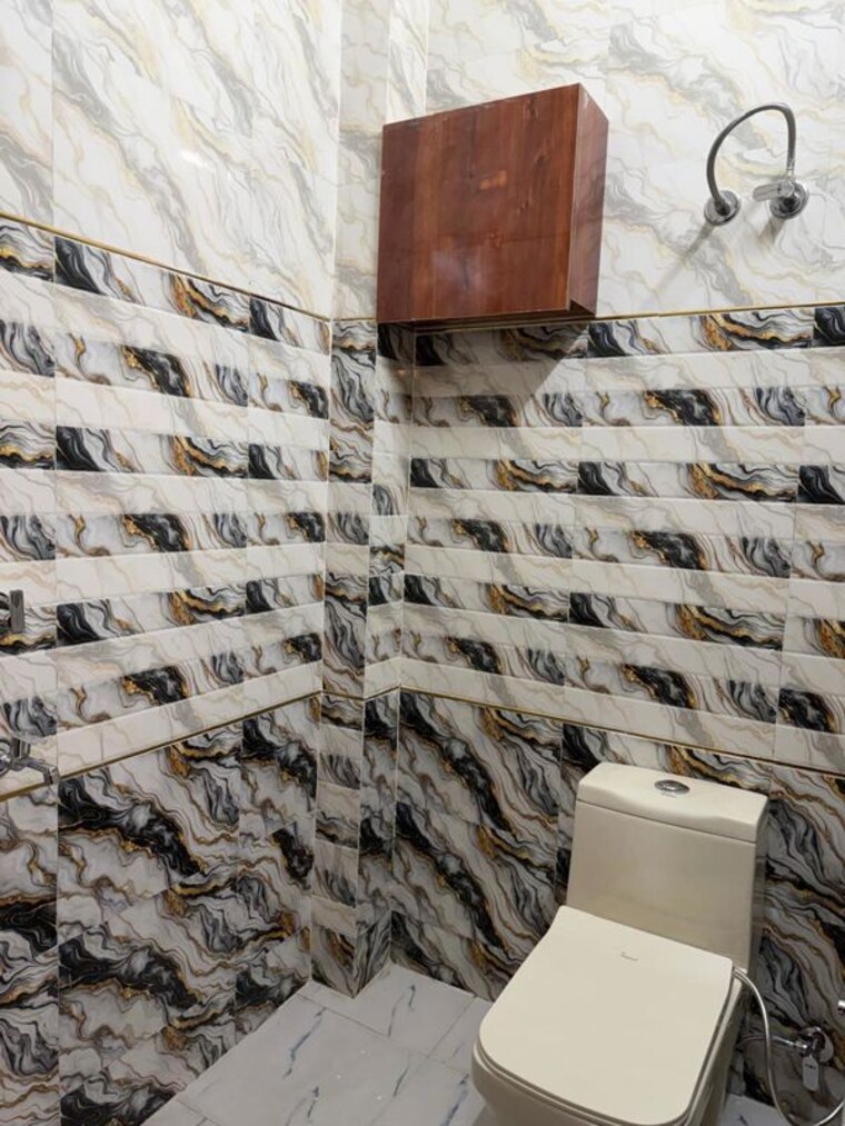 Bathroom, govindpuri 3 Bedroom 95 Sq.Yd. Builder Floor In Govindpuri Delhi 10455509