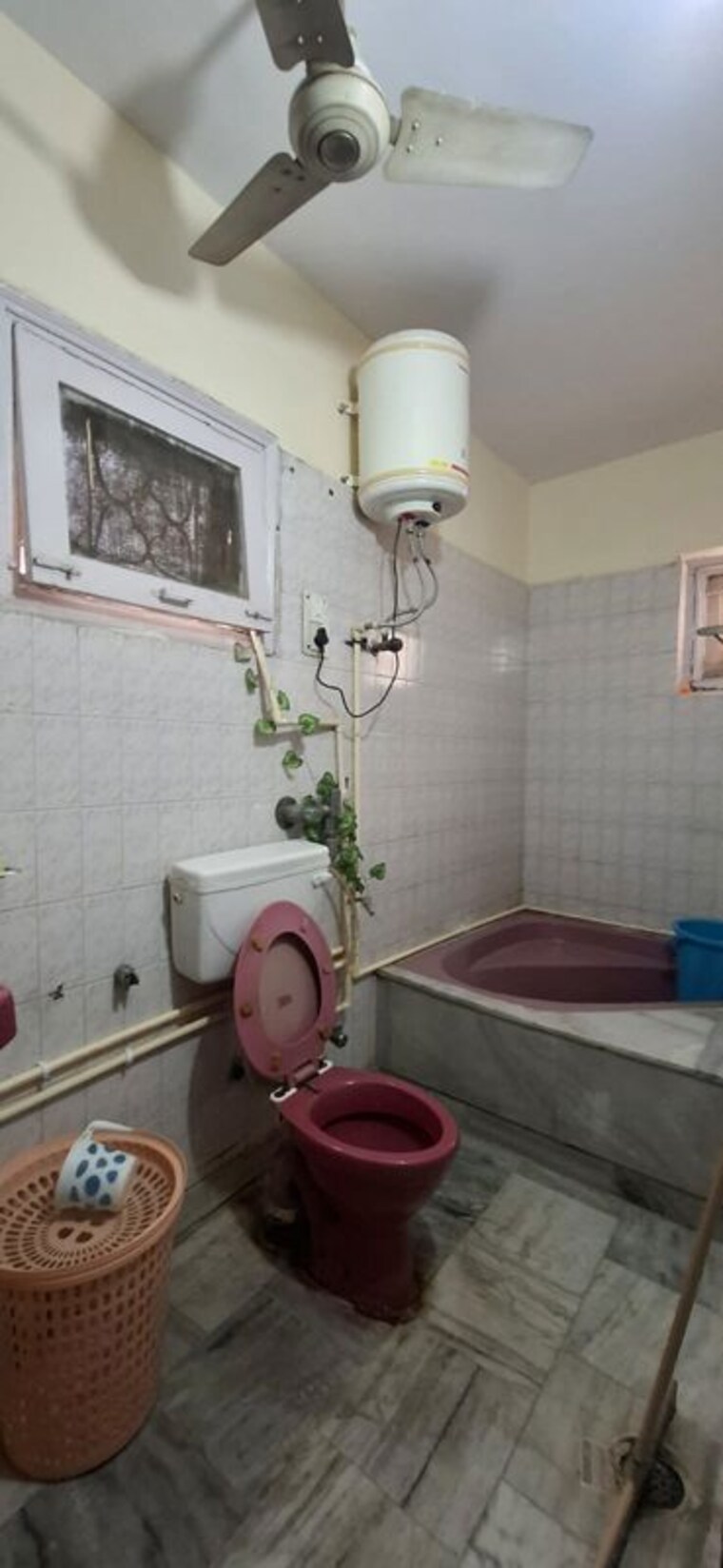 Bathroom, kalkaji 3 Bedroom 1800 Sq.Ft. Builder Floor In Kalkaji Delhi 10455547