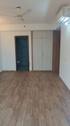 Room in 3 BHK Apartment at Omaxe Royal Residency Faridabad, Sector 79 – for Rent