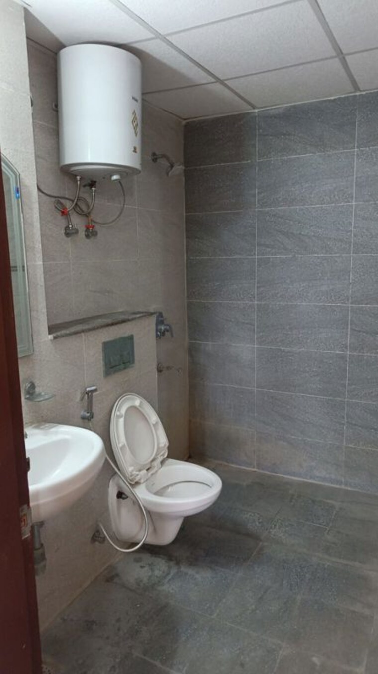 Bathroom, omaxe-royal-residency-faridabad 3 Bedroom 1925 Sq.Ft. Apartment In Sector 79 Faridabad 10455571