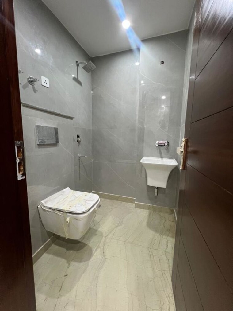 Bathroom, vasant kunj enclave 2 Bedroom 85 Sq.Yd. Builder Floor In Vasant Kunj Enclave Delhi 10455573