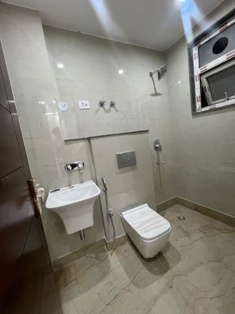 Bathroom, vasant kunj enclave 2 Bedroom 85 Sq.Yd. Builder Floor In Vasant Kunj Enclave Delhi 10455573