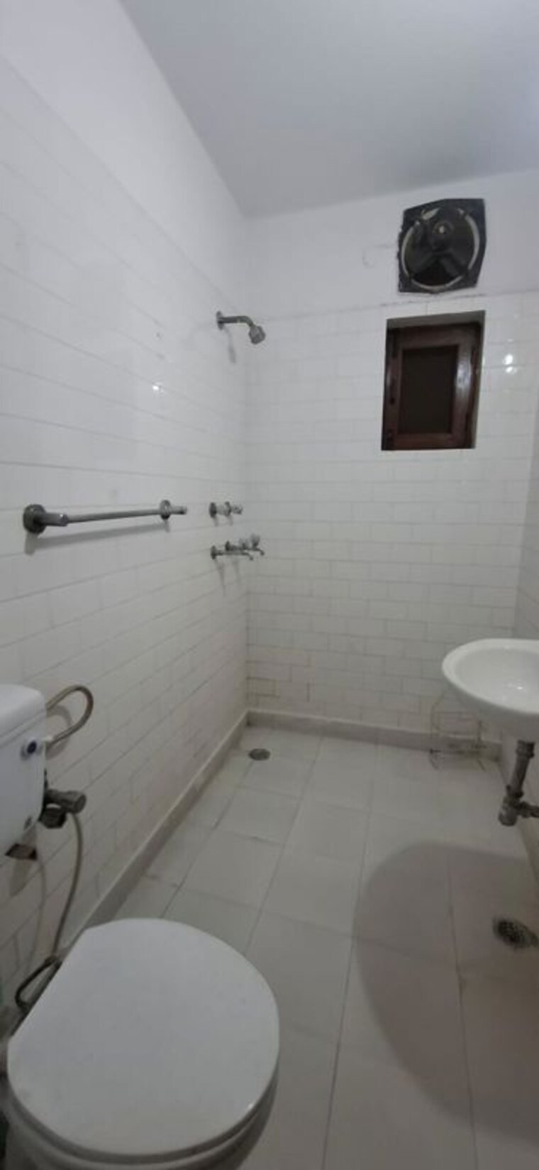 Bathroom, kalkaji 3 Bedroom 1800 Sq.Ft. Builder Floor In Kalkaji Delhi 10455613