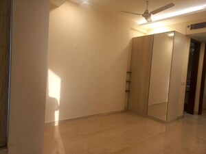 Room in 4 BHK Apartment at Ambience Tivertone, Sector 50 – for Rent