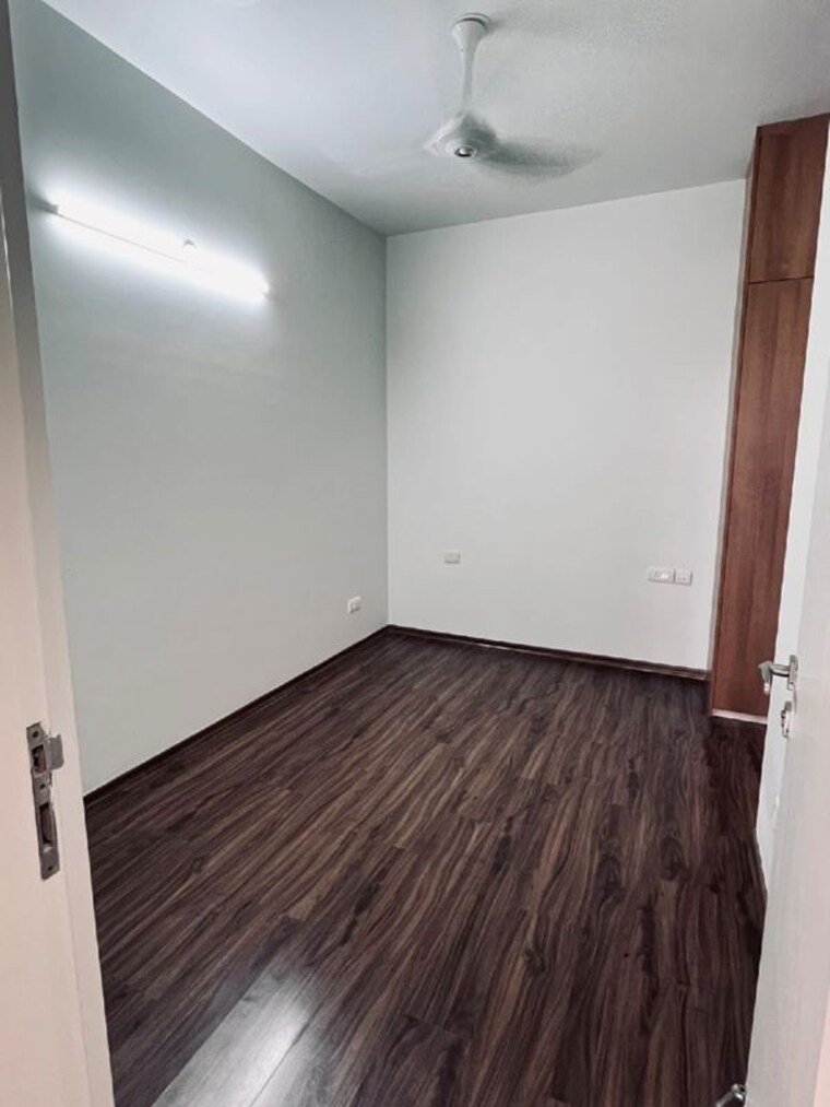 Room, emaar-mgf-the-palm-drive-studios 3.5 Bedroom 1950 Sq.Ft. Apartment In Sector 66 Gurgaon 10455690