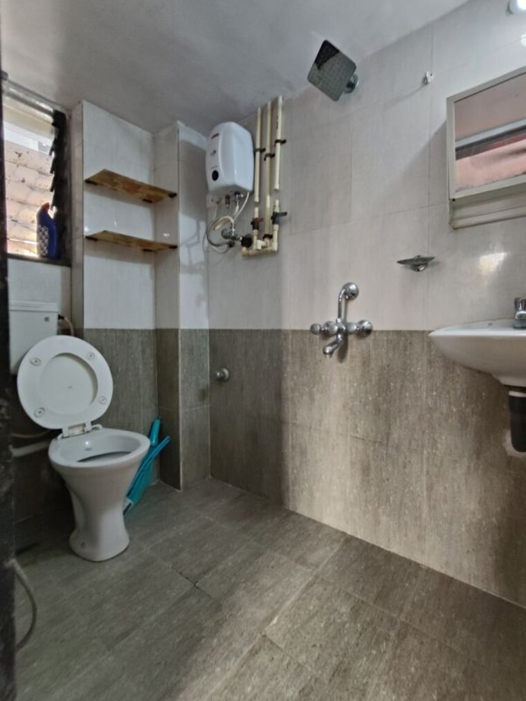 Bathroom, crystal-tower 2 Bedroom 850 Sq.Ft. Apartment In Parel Mumbai 10455733