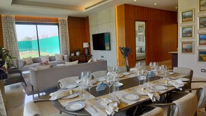 Team Area in 4 BHK Builder Floor at DLF Royale Residences, Dlf Phase I – for Sale