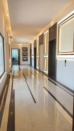 Building Lobby in 4 BHK Builder Floor at DLF Royale Residences, Dlf Phase I – for Sale