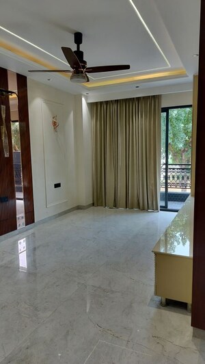 Room in 4 BHK Builder Floor at SKC Elite Homes, Dlf Phase ii – for Sale