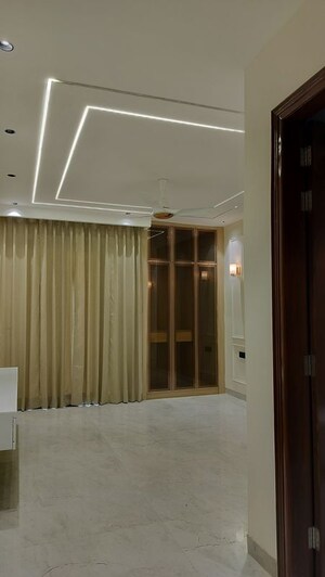 Building Lobby in 4 BHK Builder Floor at SKC Elite Homes, Dlf Phase ii – for Sale