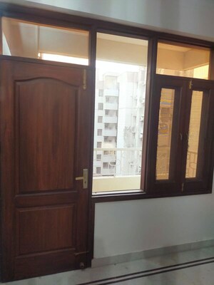 Room in 5 BHK Apartment at Hamdam Apartment, Sector 18 Dwarka – for Rent