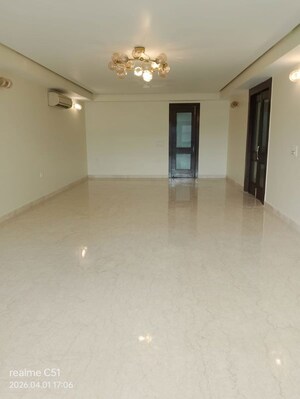 Room in 3 BHK Builder Floor at Defence Colony – for Rent