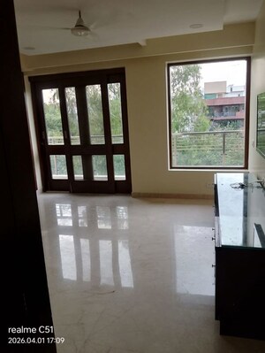 Room in 3 BHK Builder Floor at Defence Colony – for Rent