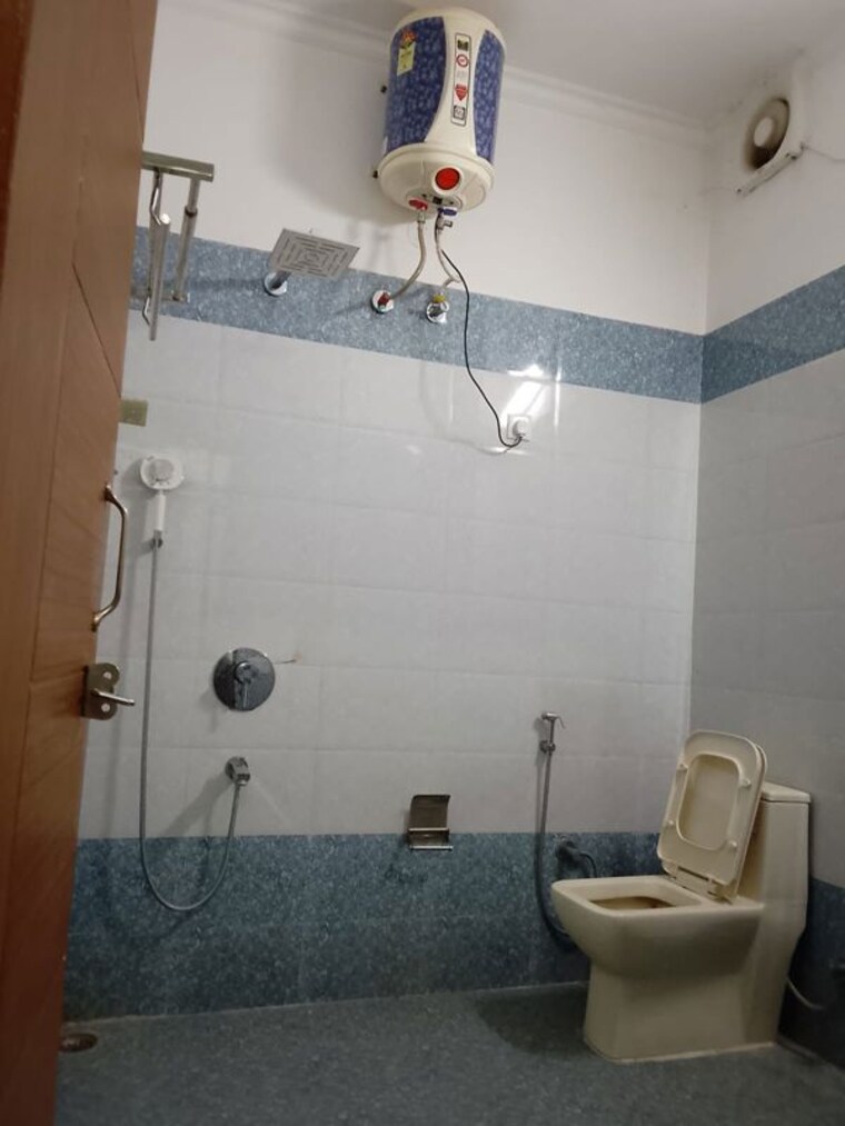 Bathroom, kharar road 3 Bedroom 2000 Sq.Ft. Builder Floor In Kharar Road Mohali 10456034