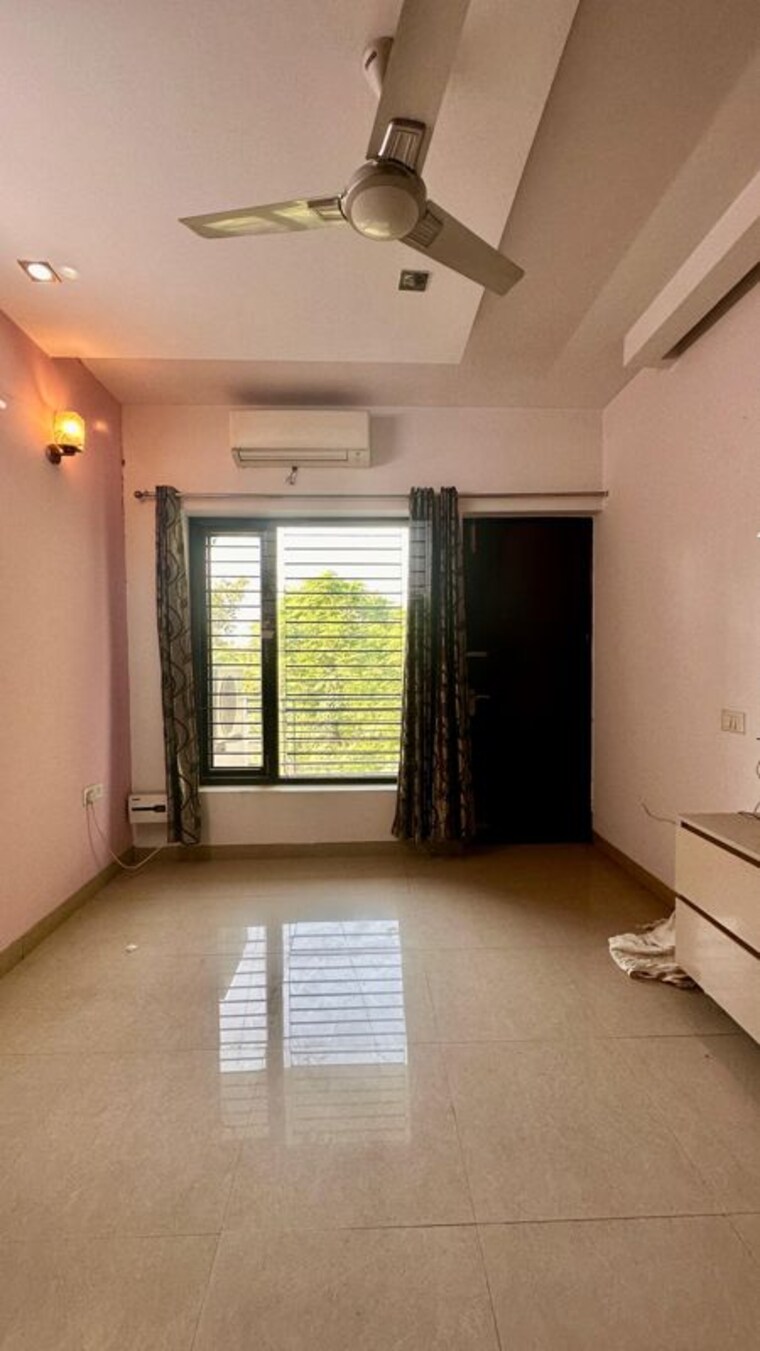 Room, palam vihar 3.5 Bedroom 2500 Sq.Yd. Builder Floor In Palam Vihar Gurgaon 10456204