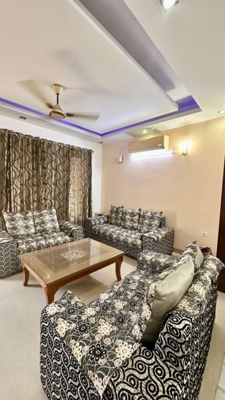 Living Room, palam vihar 3.5 Bedroom 2500 Sq.Yd. Builder Floor In Palam Vihar Gurgaon 10456204