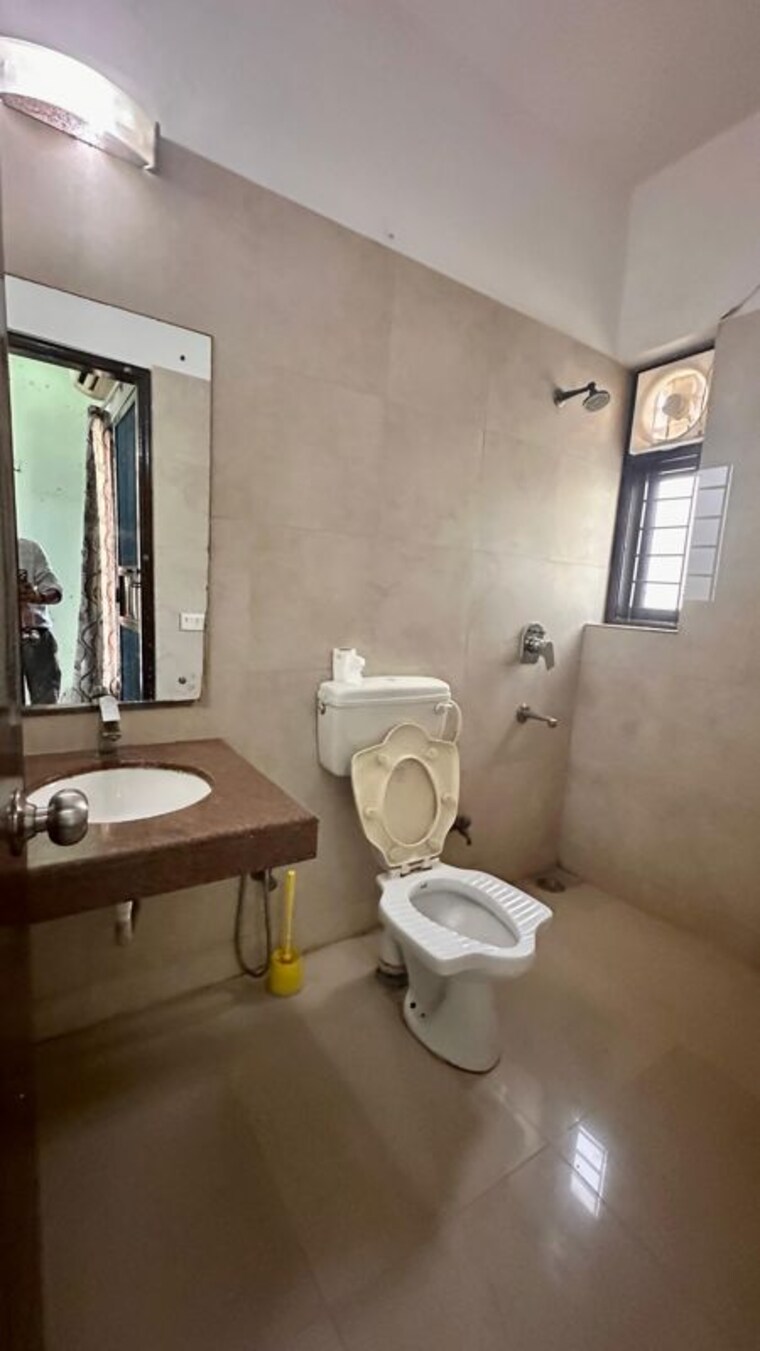 Bathroom, palam vihar 3.5 Bedroom 2500 Sq.Yd. Builder Floor In Palam Vihar Gurgaon 10456204