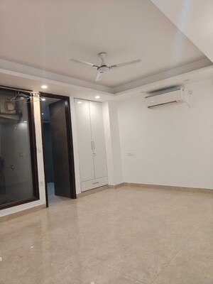Room in 2.5 BHK Builder Floor at Smart World Orchard, Sector 61 – for Rent