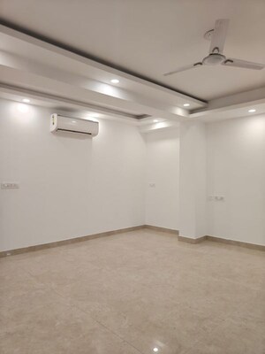 Room in 2.5 BHK Builder Floor at Smart World Orchard, Sector 61 – for Rent