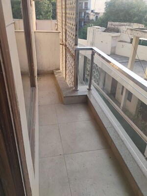 Balcony in 1 RK Builder Floor at Sector 52 – for Rent