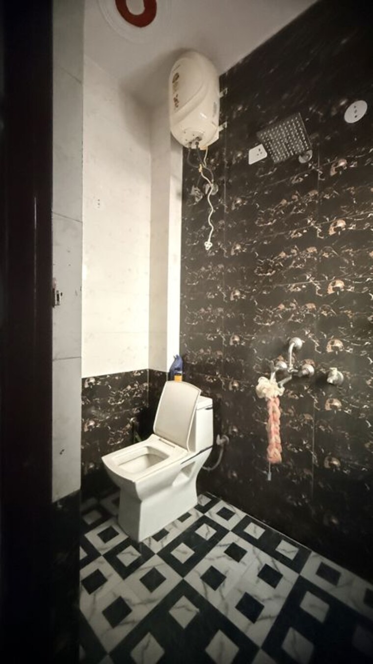 Bathroom, new palam vihar phase 1 2 Bedroom 1000 Sq.Yd. Independent House In New Palam Vihar Phase 1 Gurgaon 10456228