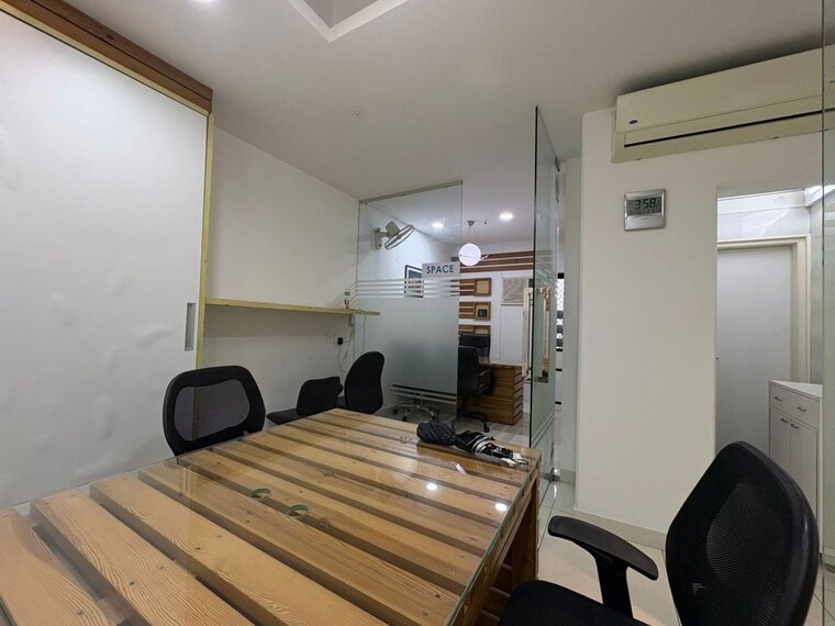 Team Area, netaji subhash place Commercial Office Space 650 Sq.Ft. In Netaji Subhash Place Delhi 10456370