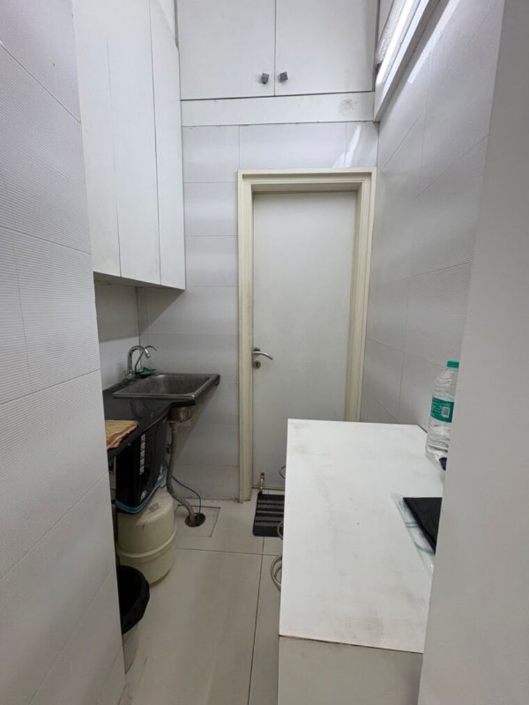 Bathroom, netaji subhash place Commercial Office Space 650 Sq.Ft. In Netaji Subhash Place Delhi 10456370
