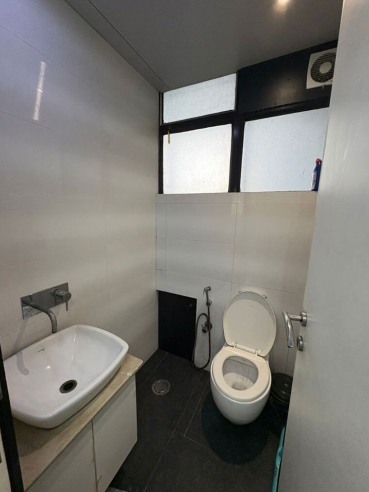Bathroom, netaji subhash place Commercial Office Space 650 Sq.Ft. In Netaji Subhash Place Delhi 10456370