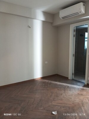 Room in 3 BHK Apartment at Signature Global City 63A, Sector 63a – for Sale