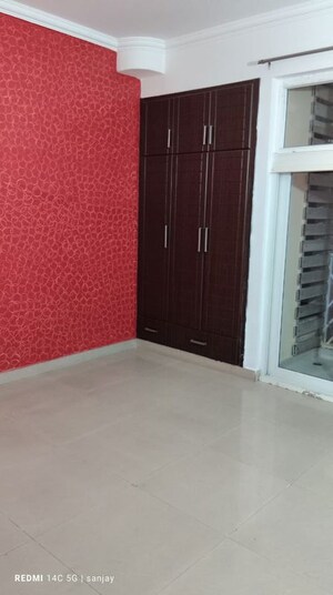 Room in 2 BHK Builder Floor at Sector 33 – for Rent
