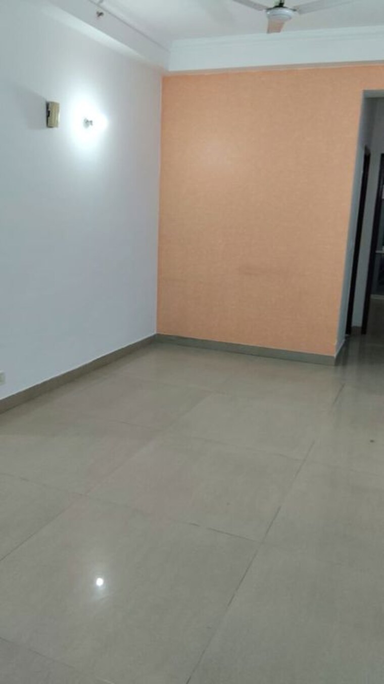 Room, sector 33 2 Bedroom 850 Sq.Ft. Builder Floor In Sector 33 Noida 10456743