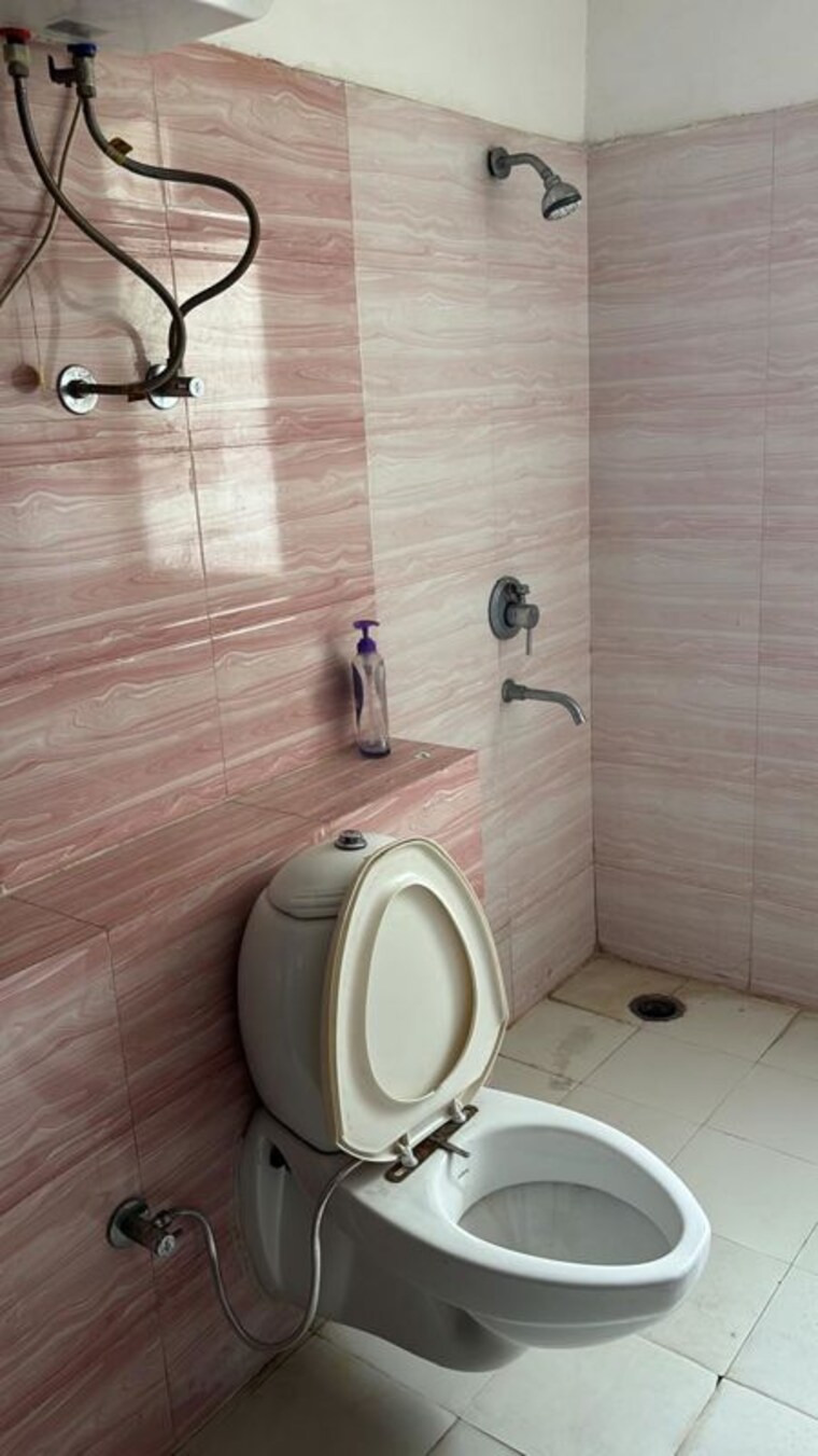 Bathroom, maya-garden-city 3 Bedroom 1450 Sq.Ft. Apartment In Lohgarh Zirakpur 10456772