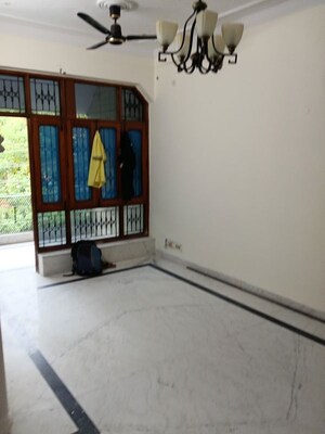 2 BHK Apartment For Rent in Parsvnath Plaza 27, Sector 27