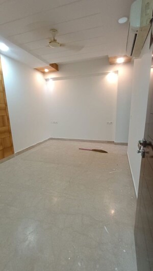 Room in 3 BHK Builder Floor at Saket – for Rent