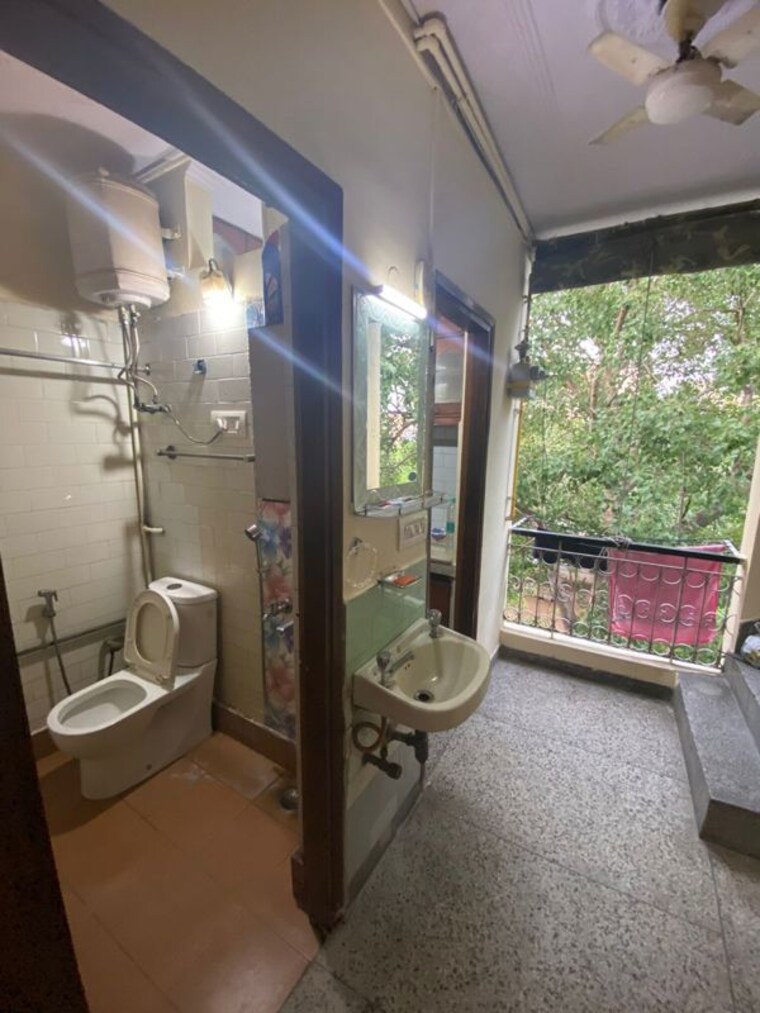 Bathroom, dayanand colony 1 Bedroom 550 Sq.Ft. Builder Floor In Dayanand Colony Delhi 10456848