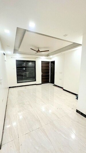 Room in 3 BHK Builder Floor at Sector 9a – for Rent