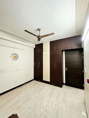 Room in 3 BHK Builder Floor at Sector 9a – for Rent