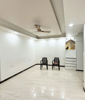 Room in 3 BHK Builder Floor at Sector 9a – for Rent