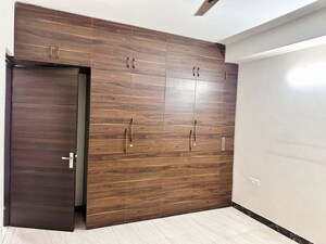 Room in 3 BHK Builder Floor at Sector 9a – for Rent