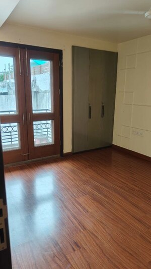 Room in 3 BHK Builder Floor at Sarvapriya Vihar – for Sale