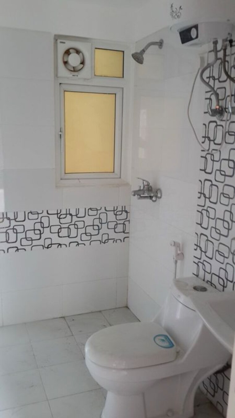 Bathroom, gulshan-vivante 2.5 Bedroom 1220 Sq.Ft. Apartment In Sector 137 Noida 10457063
