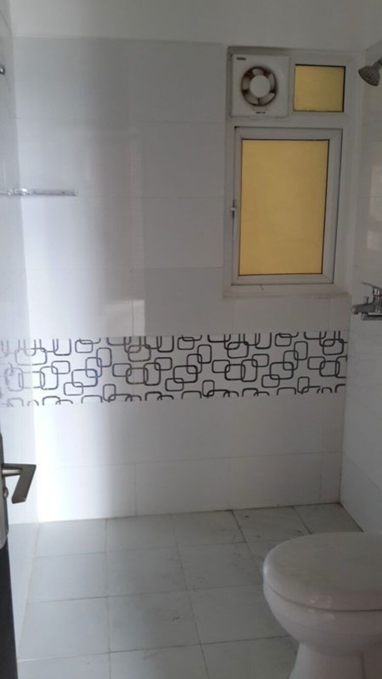 Bathroom, gulshan-vivante 2.5 Bedroom 1220 Sq.Ft. Apartment In Sector 137 Noida 10457063