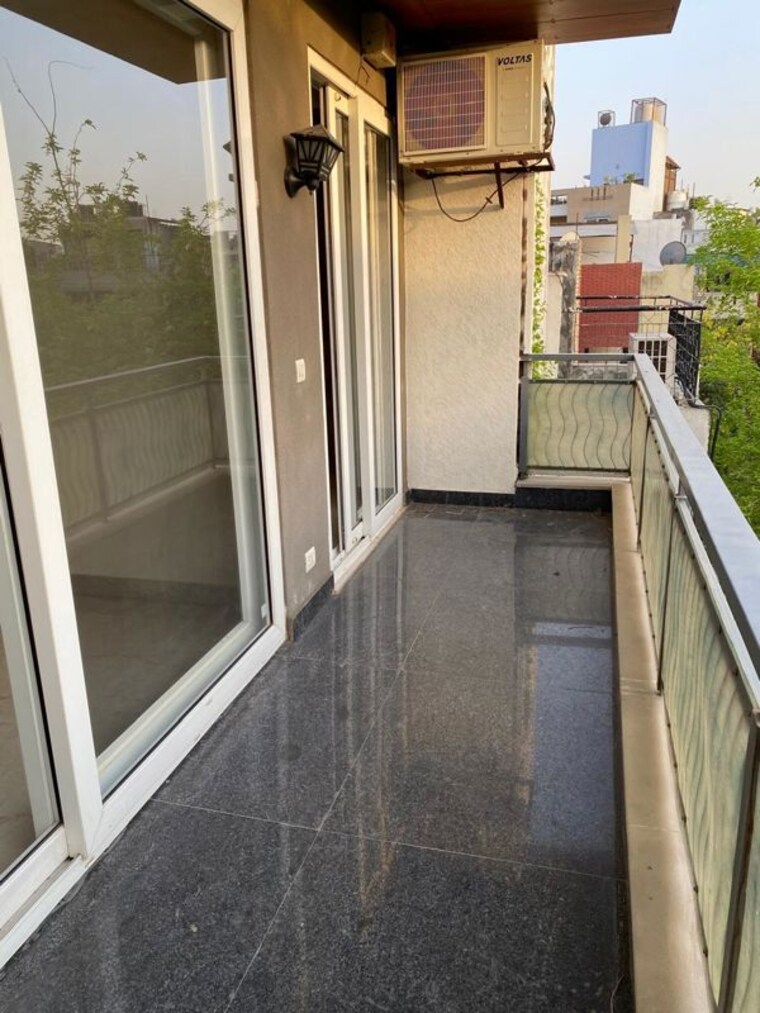 Balcony, chittaranjan park 3 Bedroom 160 Sq.Yd. Builder Floor In Chittaranjan Park Delhi 10457068
