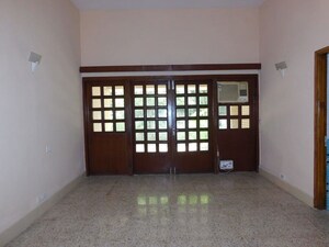 Room in 3 BHK Builder Floor at Golf Links – for Rent