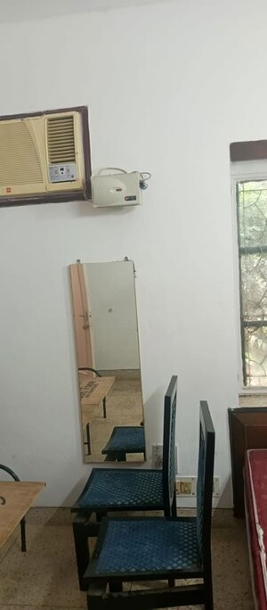 Furnished Amenities in 3 BHK Builder Floor at Green Park – for Rent