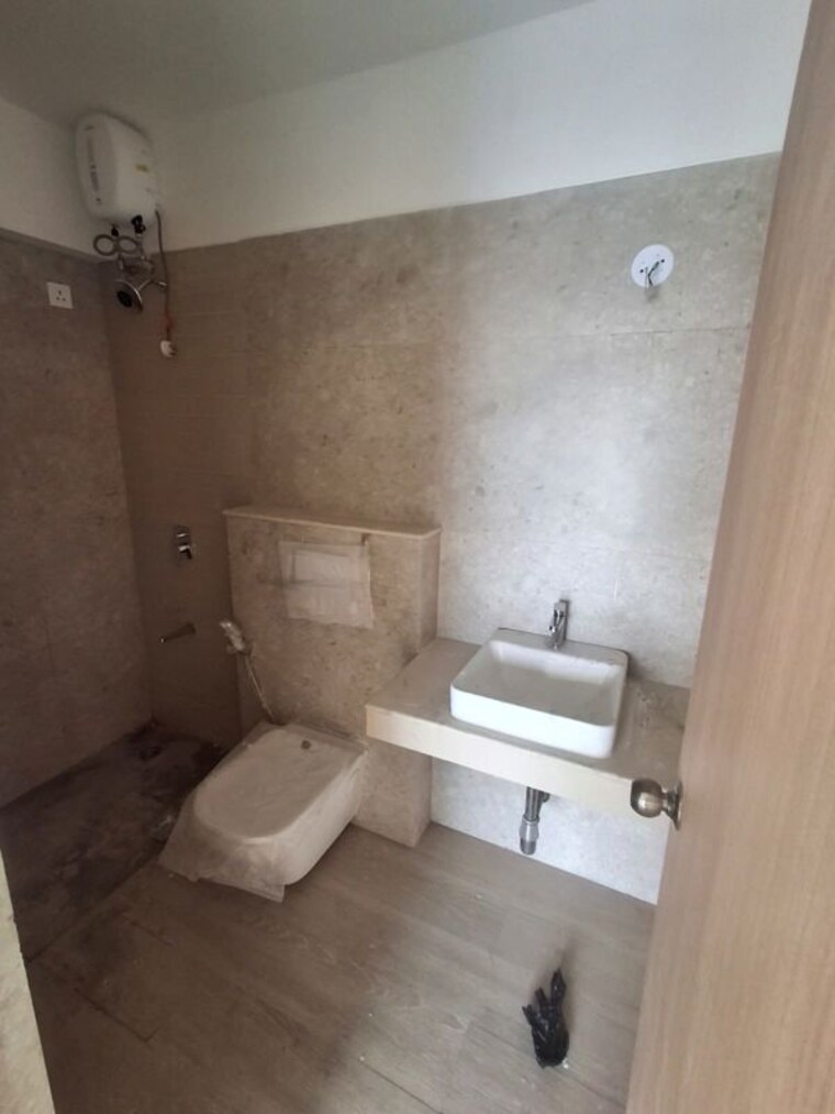 Bathroom, concrete-sai-swayam 2 Bedroom 1002 Sq.Ft. Apartment In Chembur Mumbai 10457197